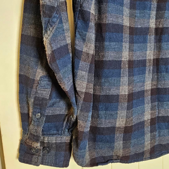 Weatherproof M dark blue, grey, black flannel button down flannel shirt - Picture 15 of 16